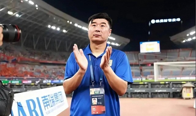 江南体育app-韩鹏背锅，外援老化，后腰漏洞！泰山队保三争一成赛季最大笑话